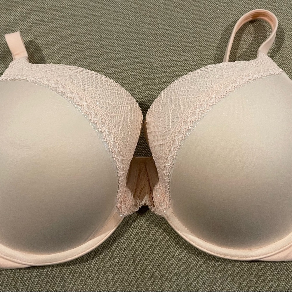 NWT Victoria’s Secret: Elegant Lace Trimmed Bra